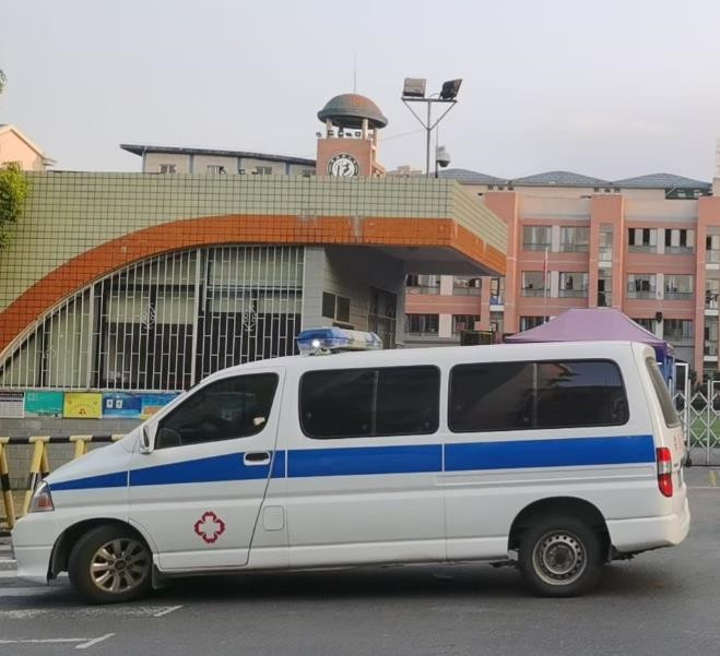 雄关区救护车出租护送骨折病人一公里多少钱